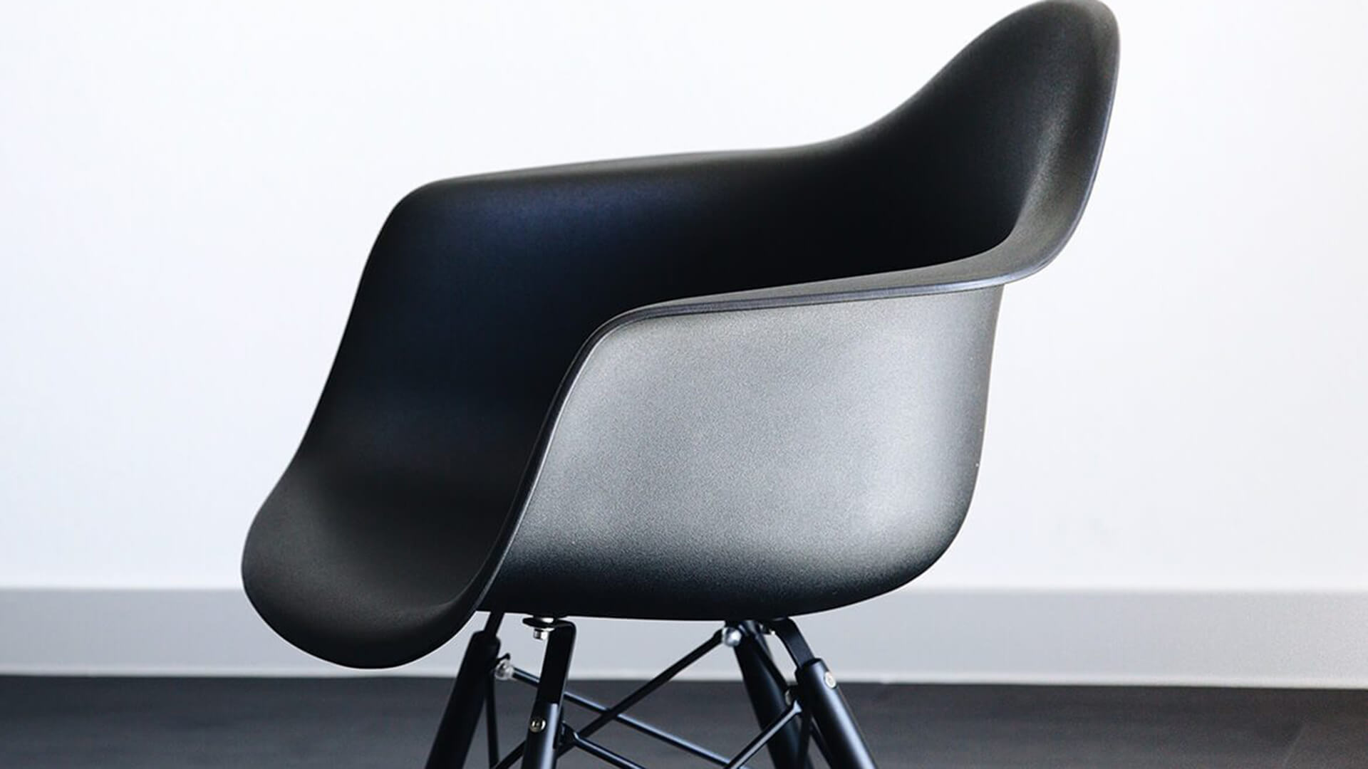 Solitary chair for reading